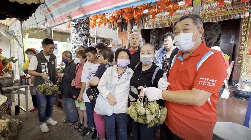 號召志工包肉粽做愛心 新竹土地公廟今年挑戰7千顆