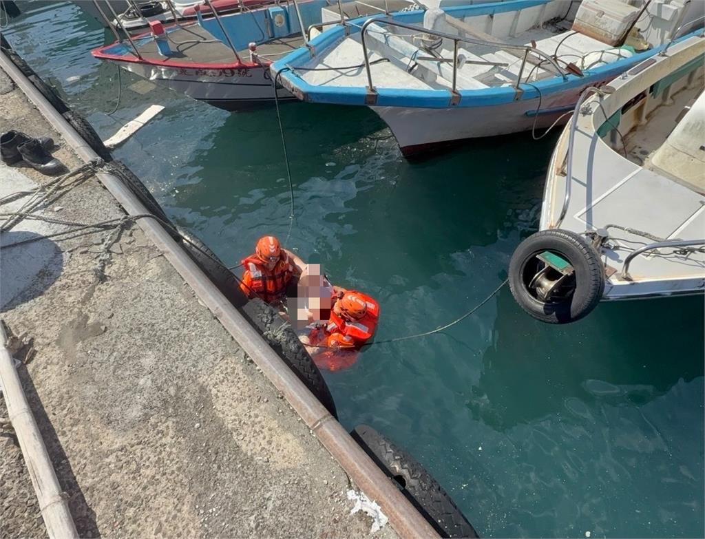 快新聞／人掉下去了！基隆港船長「失足落海」　海巡火速跳水搶命