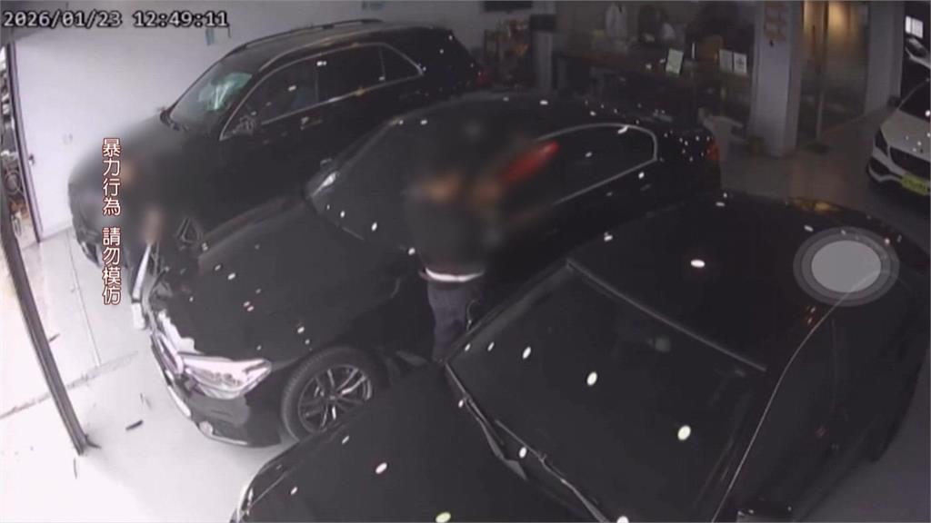 中古車買賣糾紛？2惡煞當街毆打女店員　持球棒狂砸百萬名車