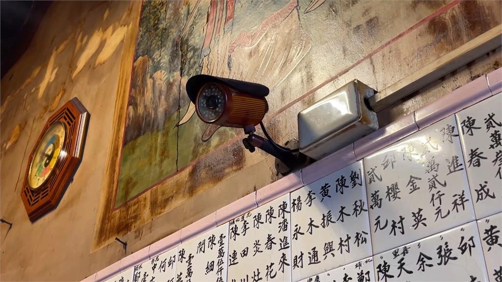 神明眼前也敢偷 囂張拿塑膠袋搜刮!情侶檔「假拜拜真偷供品」
