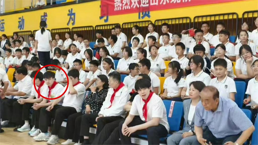 林昀儒淪統戰工具?在中國「被戴紅領巾」畫面曝光 體育署怒批:勿藉機矮化台灣