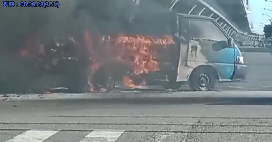 雲林涵洞驚悚「兩車對撞」 雙雙起火駕駛緊急逃生