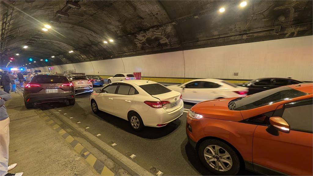 嘉義轎車追撞7車嚇壞孕婦　高雄醉漢酒駕連撞11汽機車