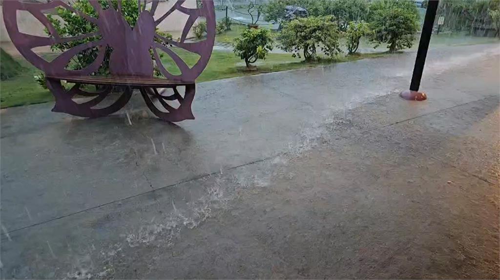 快新聞/雨彈升級!7縣市豪大雨特報 台南六甲暴雨畫面曝光