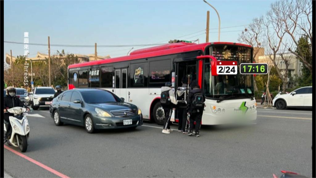 用生命搭車? 公車路中停等要乘客穿越車流走上車