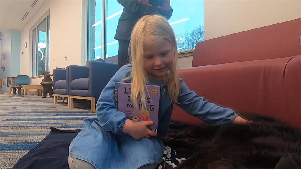 美圖書館找「萌犬」當書僮　小朋友愛上閱讀