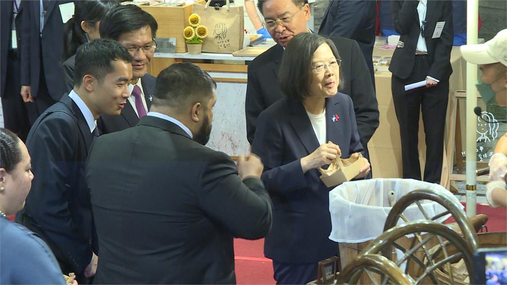 國慶酒會台北賓館登場 蔡英文與諾魯總統大啖香菜冰淇淋