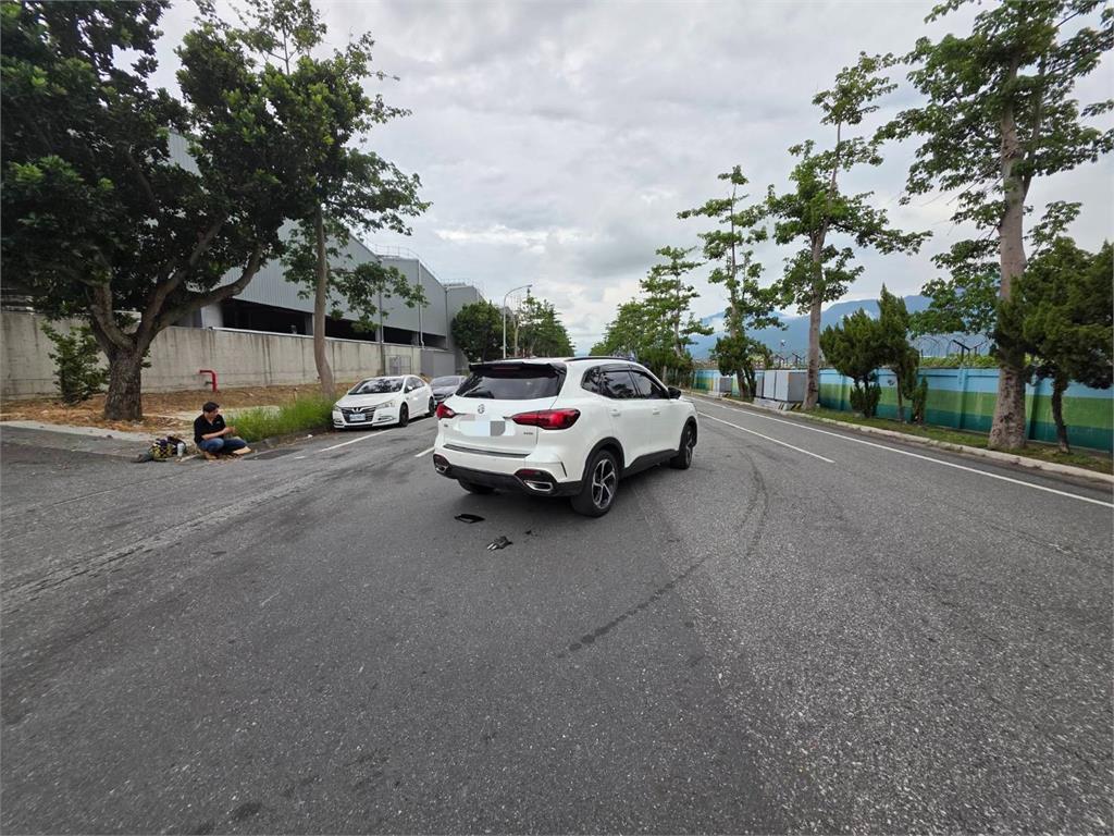 左轉小客車與重機猛烈相撞　騎士撞上擋風玻璃掛車頂疑骨折