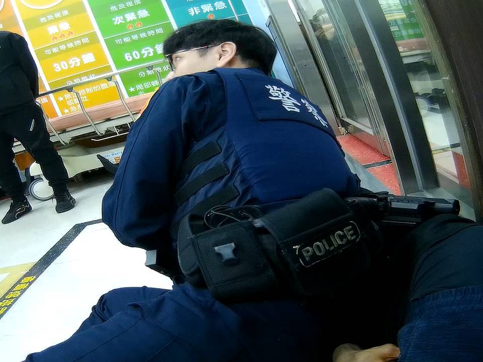 毒駕自摔躲超商　一句話把員警問傻眼了
