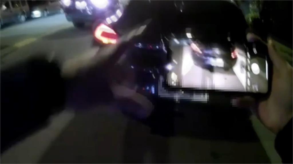 用黑膠帶把車牌「F」貼成「E」　藏毒男子還是被逮了
