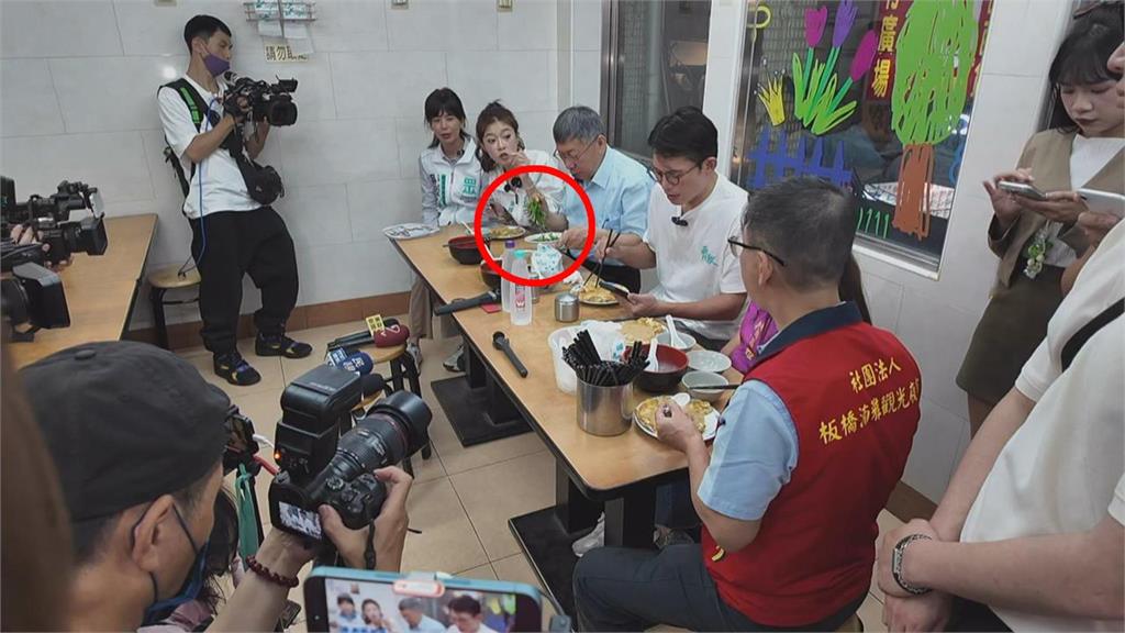 「整盤青菜」被柯P、黃國昌端走沒得吃！吃素候選人急喊「我吃很飽喔」遭網狂酸