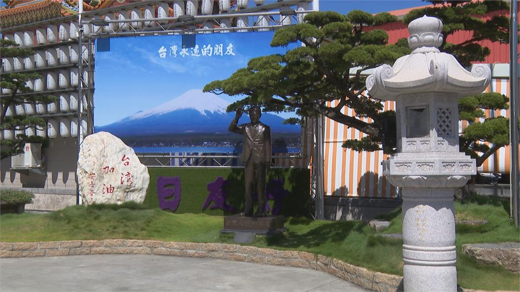 安倍為他助講遇刺 議員赴保安堂祭拜安倍銅像激動落淚