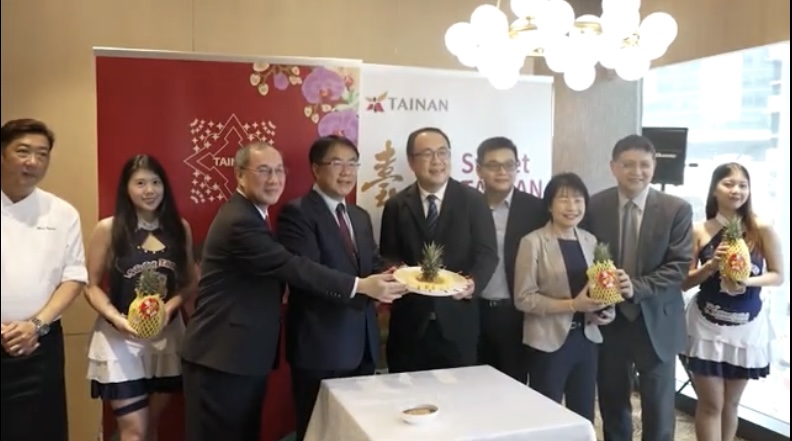 黃偉哲新加坡行銷鳳梨 成功上架新加坡大型連鎖超市