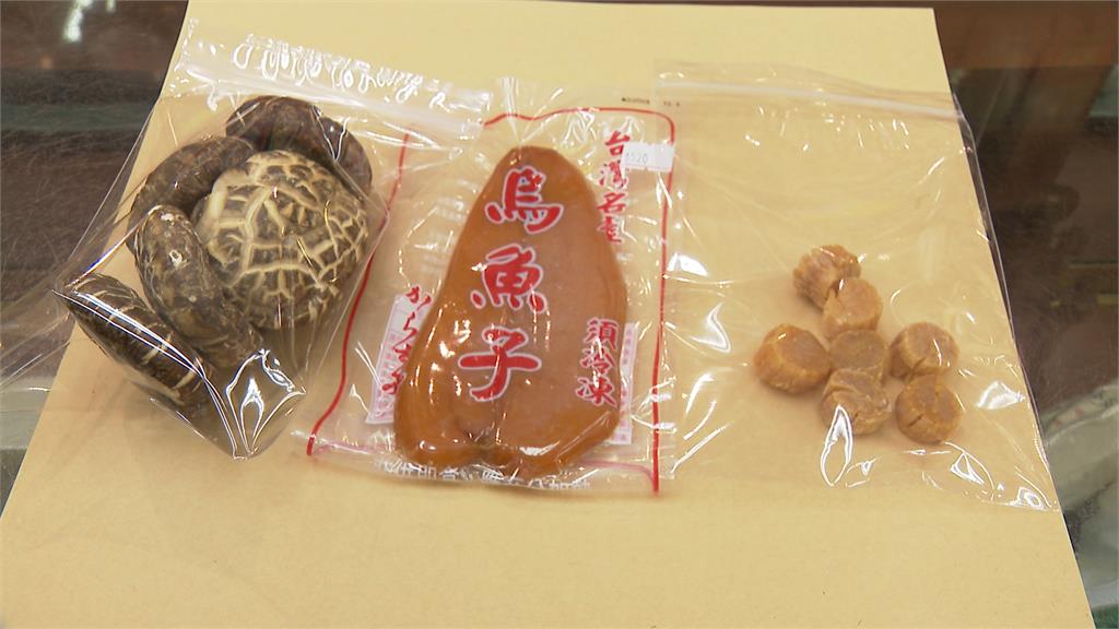 年貨大街湧人潮 開店一小時就需補貨 工讀生忙翻