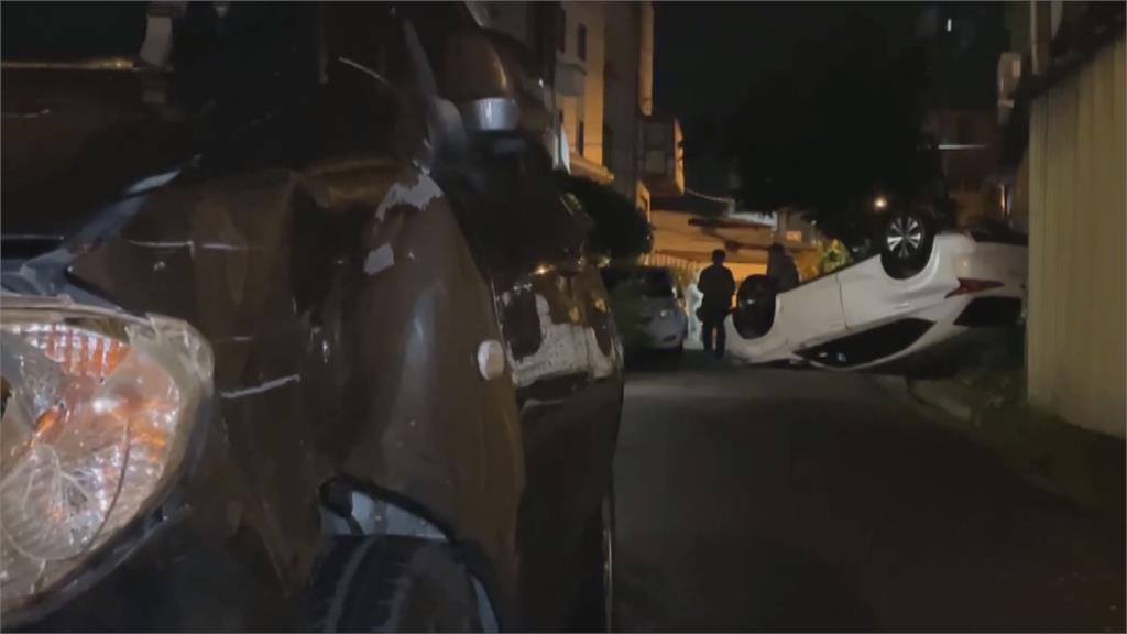 男酒駕外出買宵夜釀禍　不慎撞轎車「四輪翻覆」卡水溝