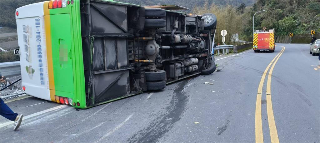 快新聞/宜蘭台7甲遊覽車險摔落溪床!撞對向貨車 3人送醫