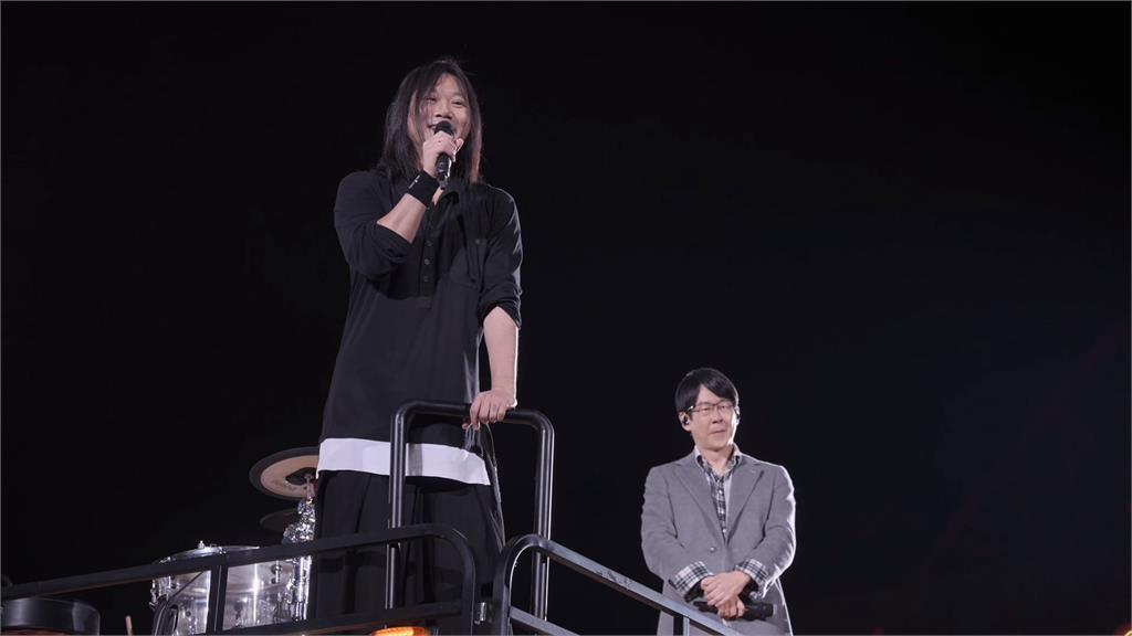 五月天演唱會最終回　粉絲扮「和尚」與阿信大唱派對動物