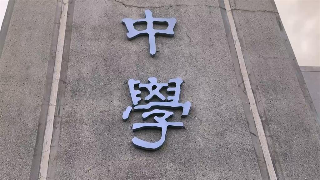 男老師伸狼爪卻在嘉義任教? 民眾暗夜闖住家貼控訴海報