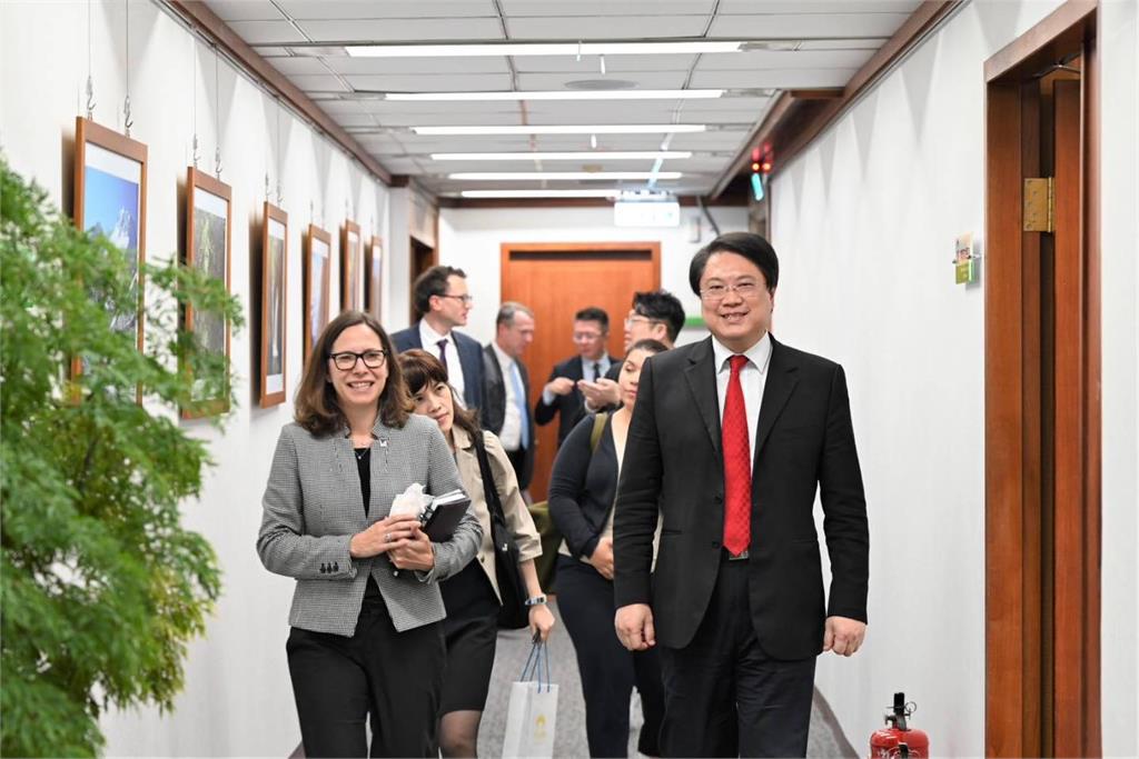 快新聞/會晤AIT主席羅森伯格 林右昌特地準備「這款」台灣小吃招待