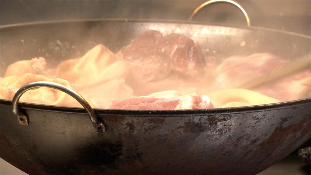 有這麼餓?外送員專偷吃肉 老闆調監視器看傻眼