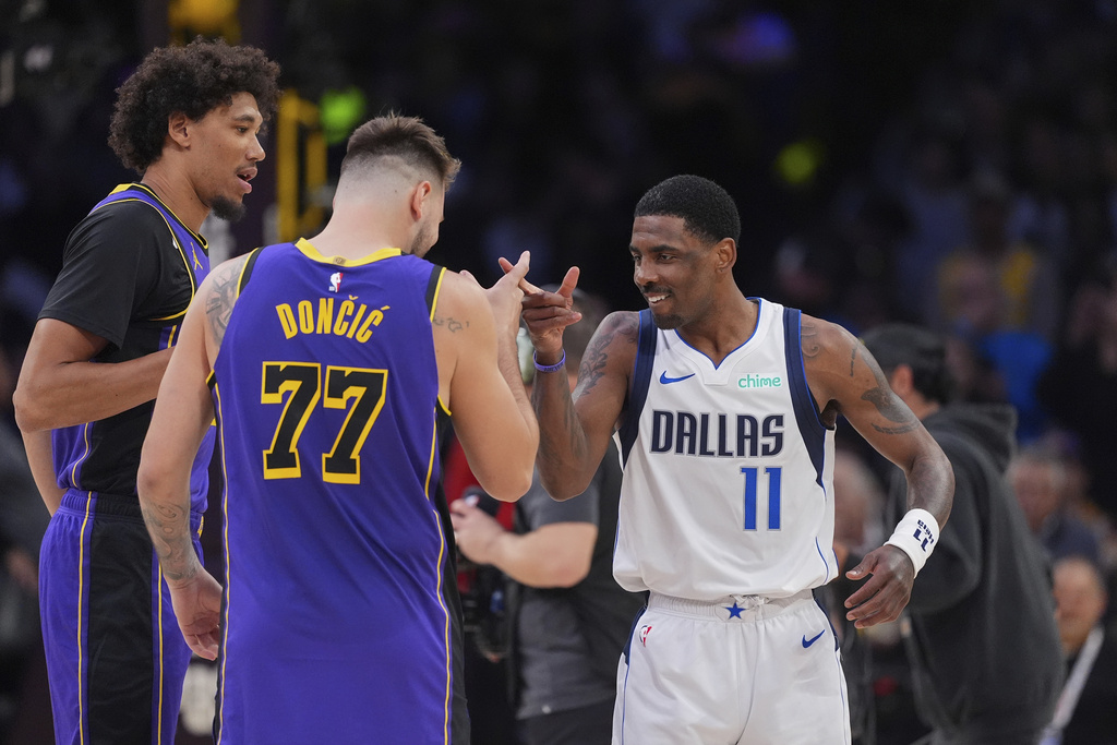 NBA(影)／轉隊後首度對決獨行俠　D77拿大三元率湖人贏球卻說：比賽氣氛很詭異