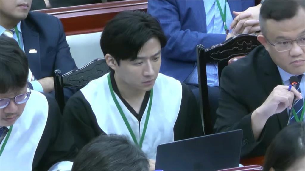 憲法法庭攻防! 政院律師李荃和帥到網友歪樓讚「帥爆了」