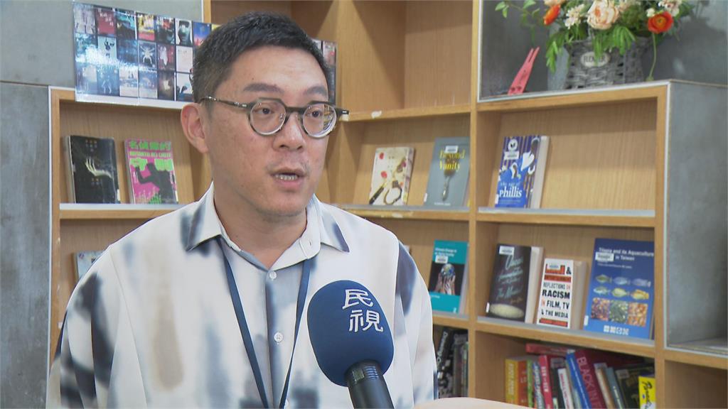 閱覽室直接開到家門口　小朋友搶搭「行動書車」