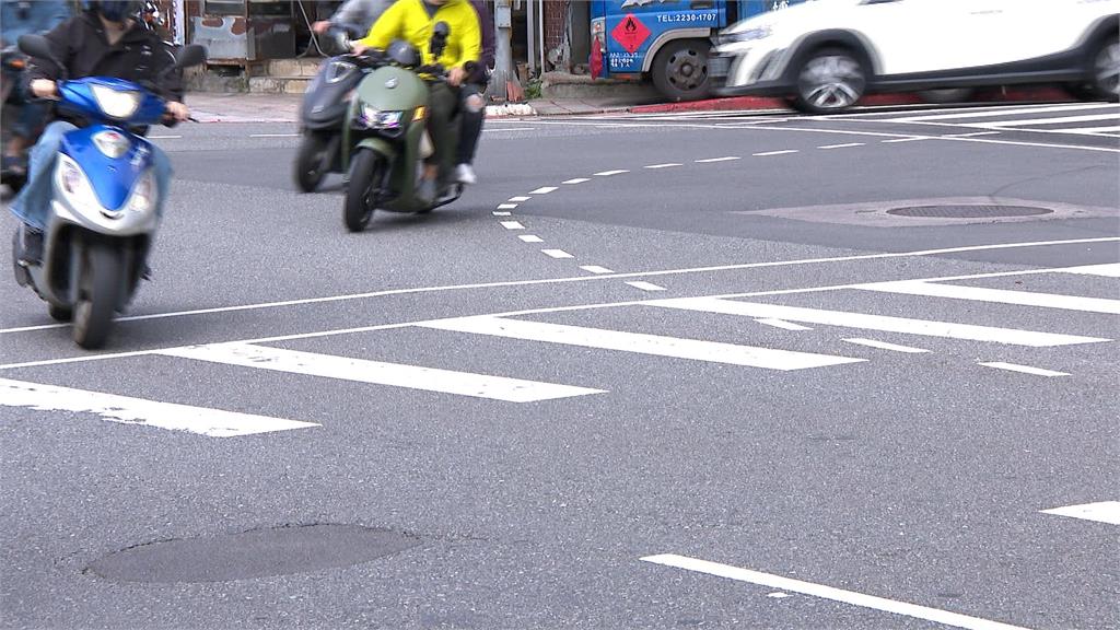 賣場女董座過馬路違規遭擦撞 索賠天價600萬