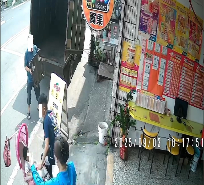 驚險！　兒童三輪車倒退嚕衝馬路　店內老闆眼尖神救援