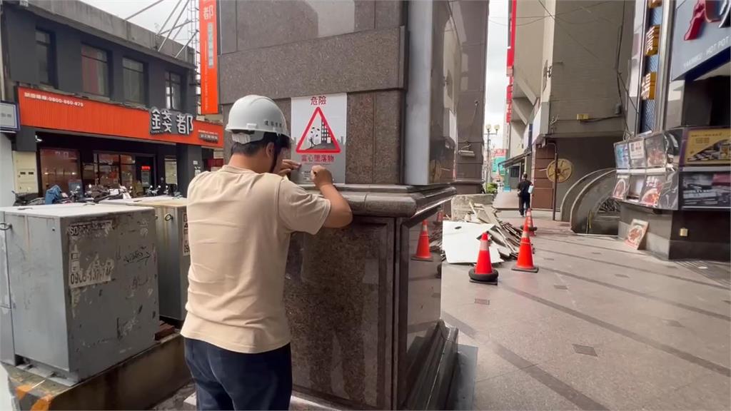 驚險! 中壢世紀廣場"天花板崩塌" 險砸用路人