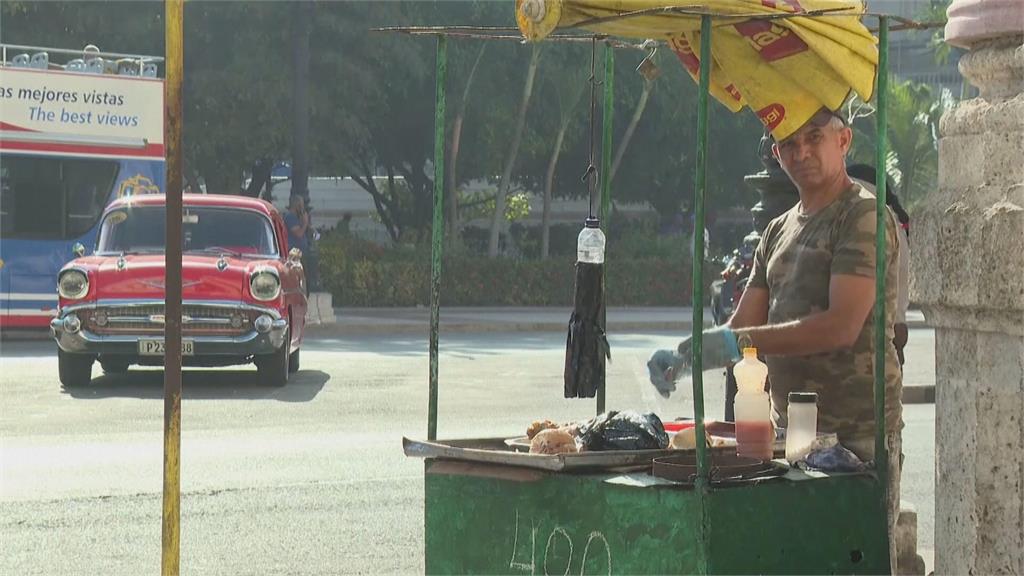 靠山馬杜洛倒台！　古巴缺油缺糧　民眾示威火燒共產黨建築