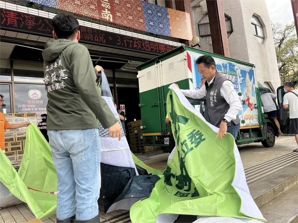颱風襲台南「6000戶屋頂遭掀飛」!綠委衝救災「秒拆自己看板帆布」網大讚