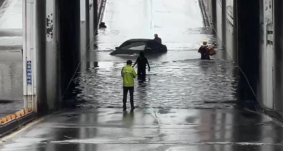 快新聞／大雨開轟！竹南環市路地下道淹水　小客車「泡在水裡」畫面曝