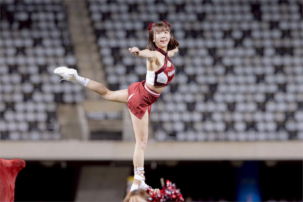 樂天女孩「空中一字馬」 炸裂全場!不藏了幕後「超狂背景」曝光