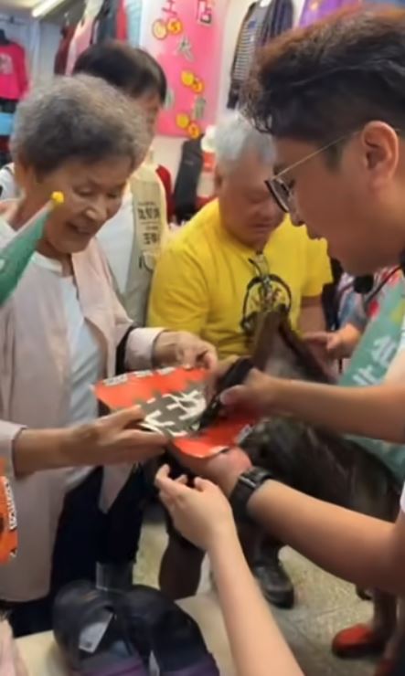 阿嬤「被硬塞藍營文宣」變臉拒了！喊「蔣萬安我不要」網超嗨：是台北腔