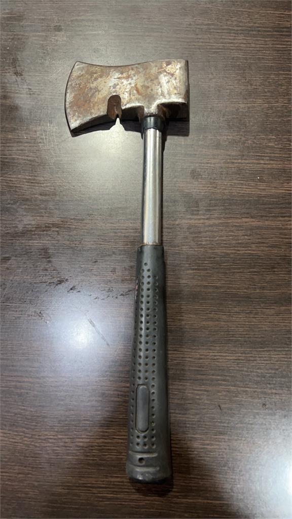 中和餛飩麵店爆衝突！火爆大叔「不爽位置被搶走」掏30cm斧頭攻擊遭送辦