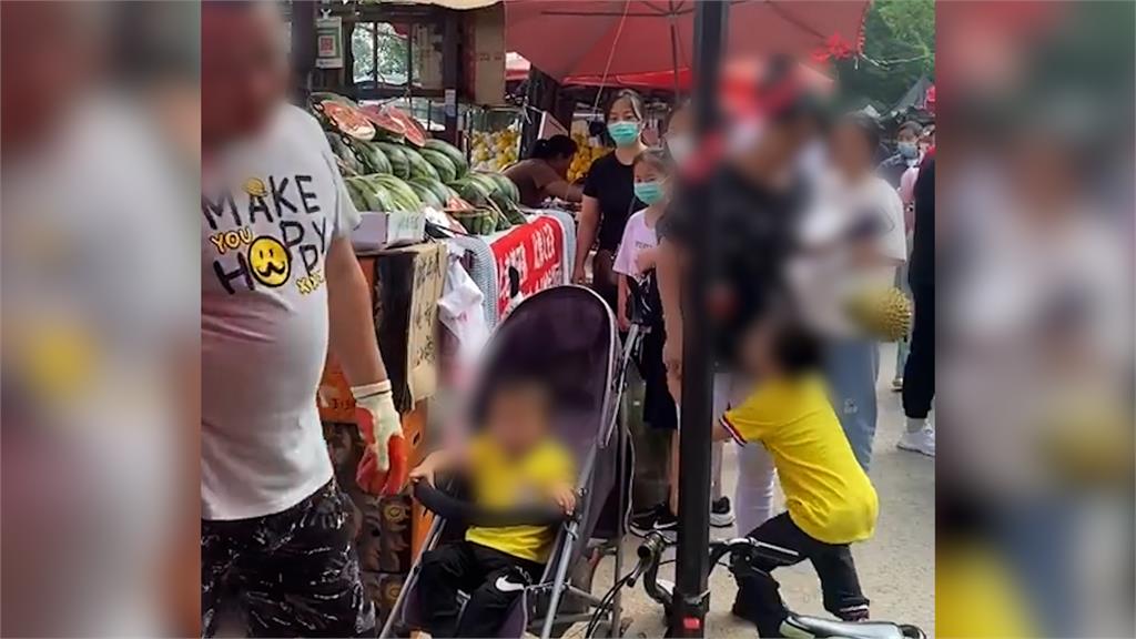 比大人懂事!嬤帶孫買榴槤「嫌肉少吵著要換」 一旁小孩哭勸:我不吃了
