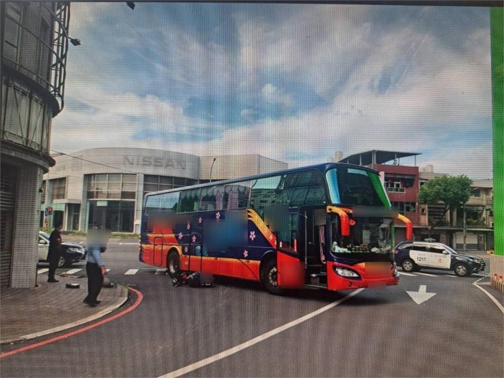 桃園蘆竹死亡車禍！女騎士遭遊覽車輾斃　家屬質疑二度輾壓害命