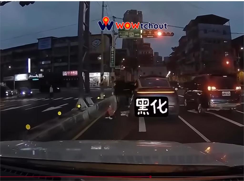 影／嫌4歲女兒車上太吵！新店狠父怒「丟包4線大馬路」她一路狂奔…下場慘了