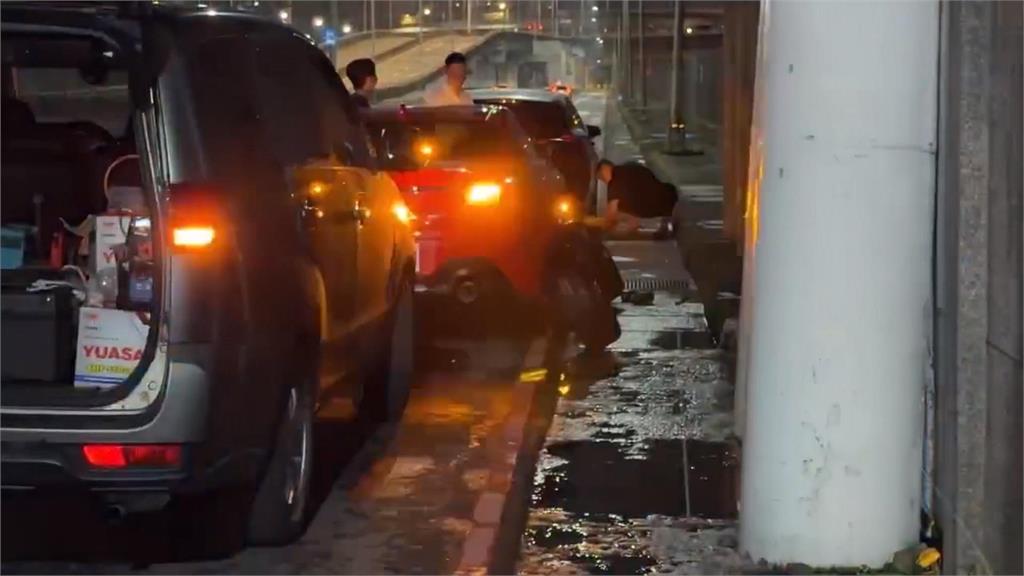 高雄大雨釀道路陷3坑！　害5車輾過爆胎