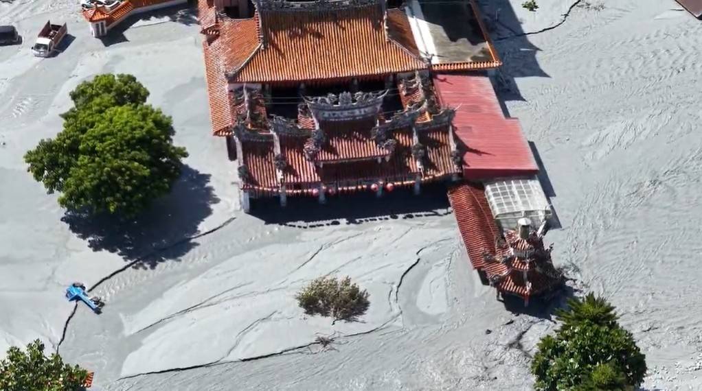 快新聞／空拍畫面曝光！堰塞湖溢流下游房屋遭泥沙掩埋　6歲女童成功獲救