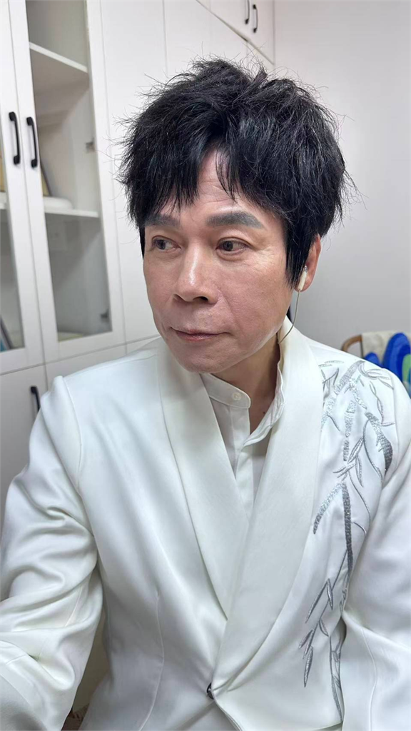 62歲洪榮宏突「雙目緊閉」緊急送醫！助理親揭最新病況：開刀才能一勞永逸