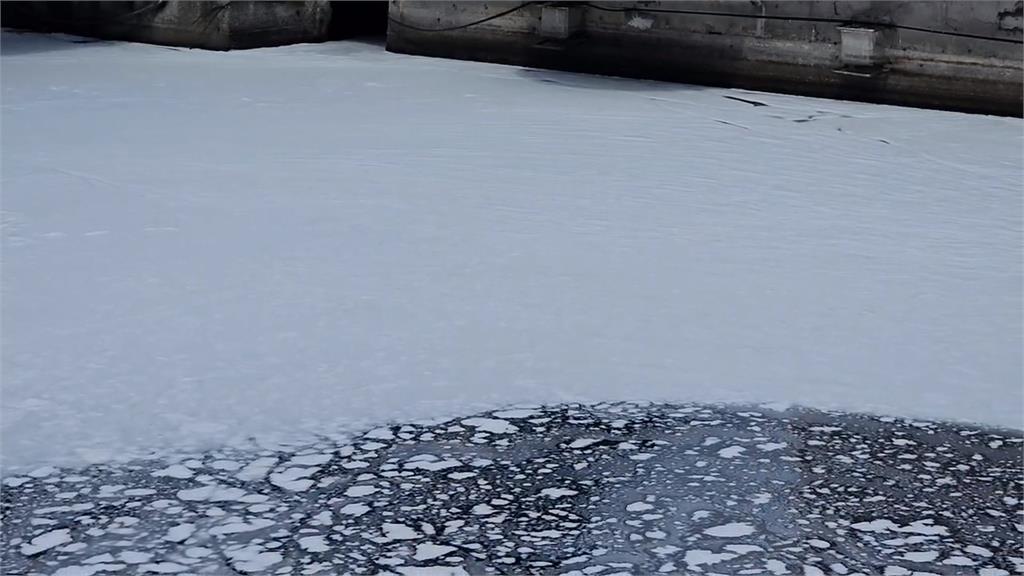 基隆田寮河變泡泡池　看似浮冰如「上演冰雪奇緣」