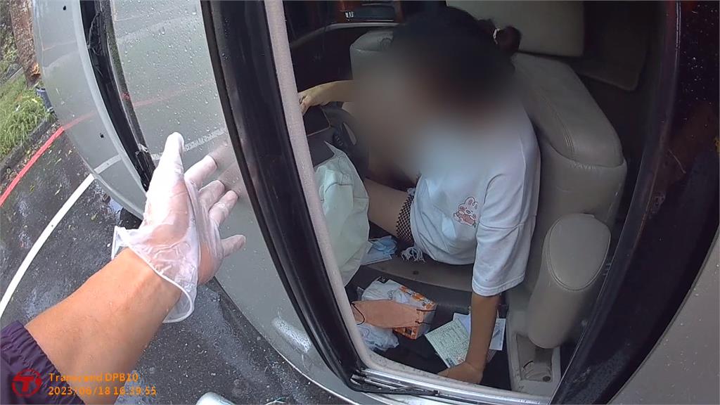疑天雨視線不良打滑自撞路樹 婦人受困車內手部骨折