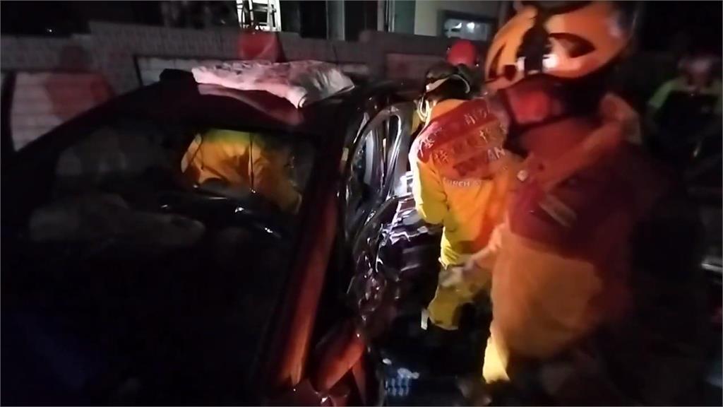 又是酒駕！女基隆逆撞對向兩車　１婦人受困駕駛座消防撬車門救援