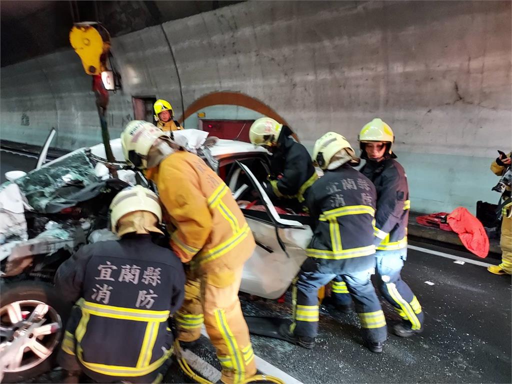 快新聞／國道5號2車碰撞「白車車頭全毀」　47歲駕駛卡座位命危送醫