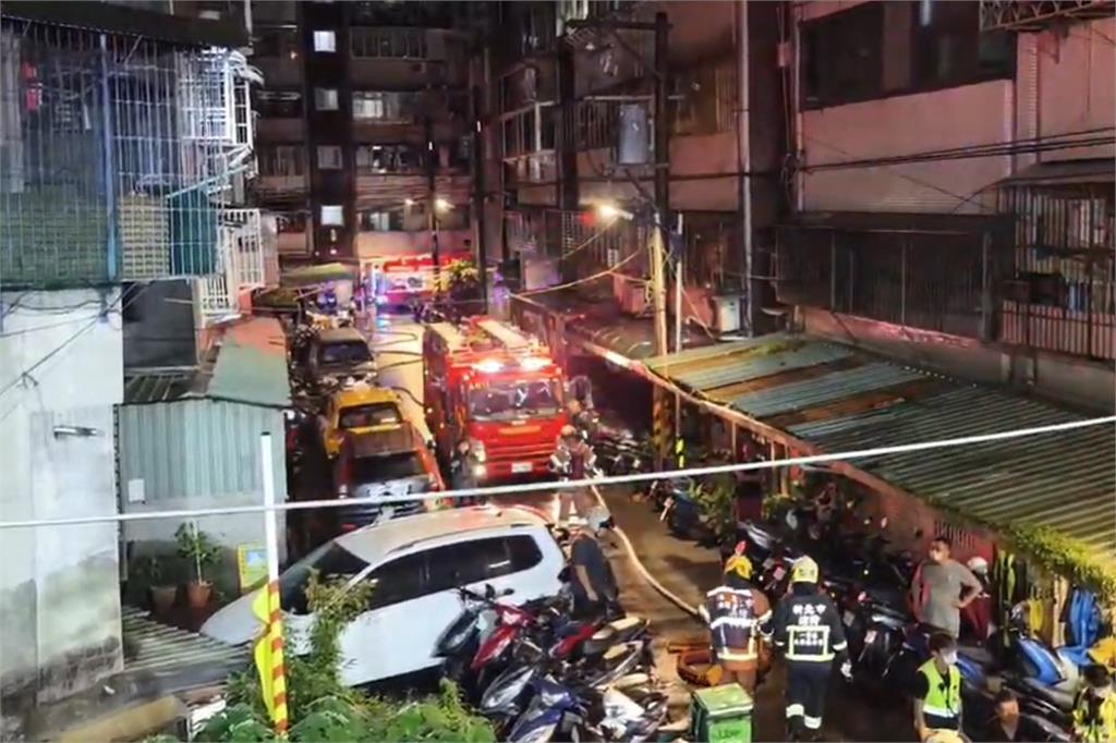 快新聞／新北中和暗夜惡火！　消防隊到場灌救「這原因」1人受傷