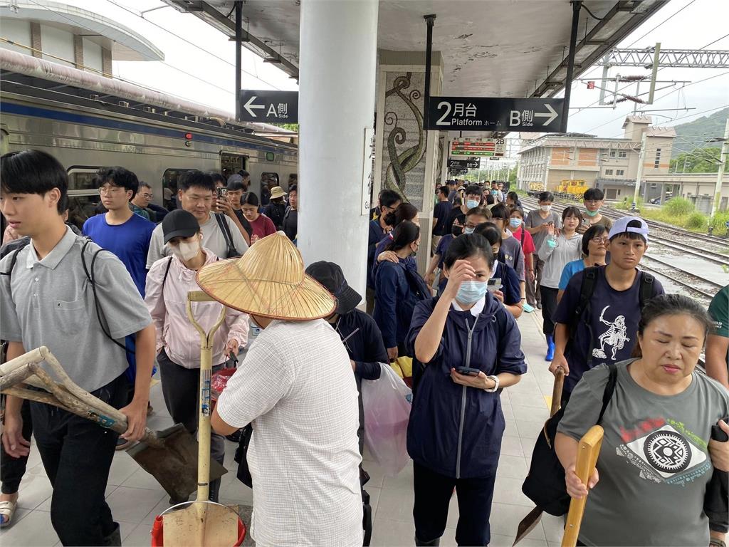 快新聞／好催淚！90歲老翁也當「鏟子超人」救災花蓮　堅毅背影照感動網友