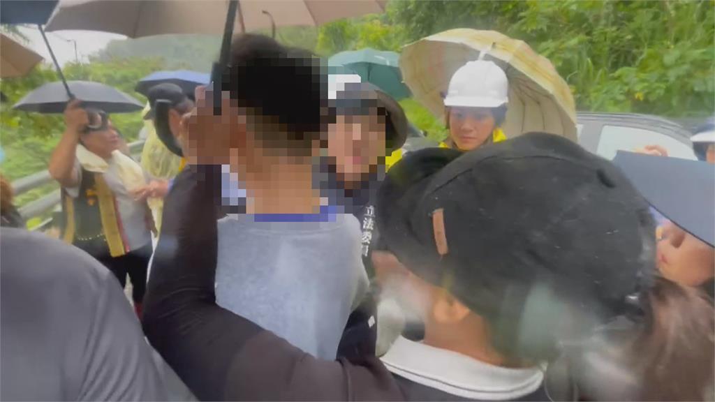高雄桃源五口連人帶車墜谷　家屬冒雨上山舉行招魂儀式