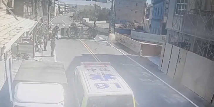 彰化嬤開車載兒孫撞消防栓側翻　雲林女轉彎撞行人庇護島翻車「自行脫困」